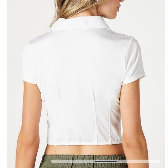 NWT Forever 21 Women's Cutout Button-Front Cropped Shirt - Picture 3 of 6